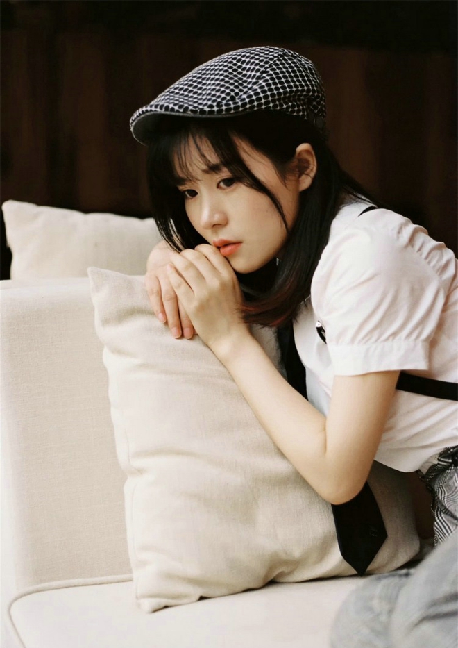 逛书店清纯阳光可爱校园美女