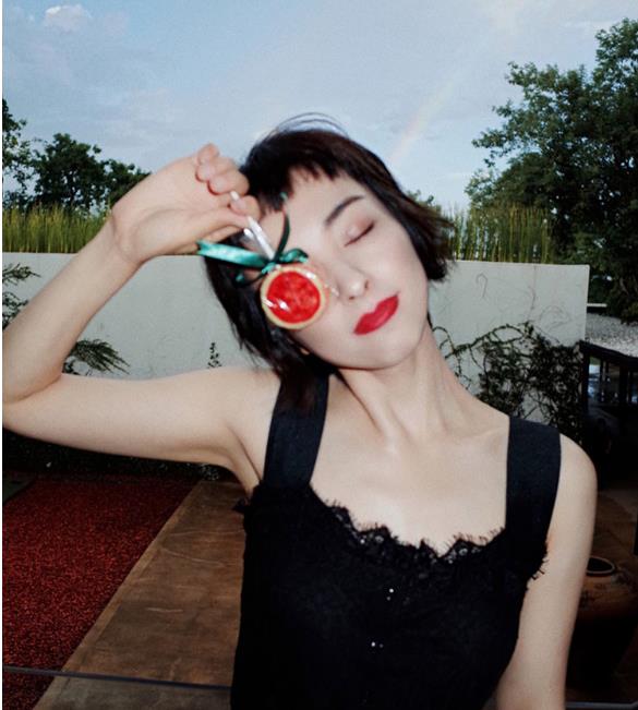 吴昕短发赫本妆照片