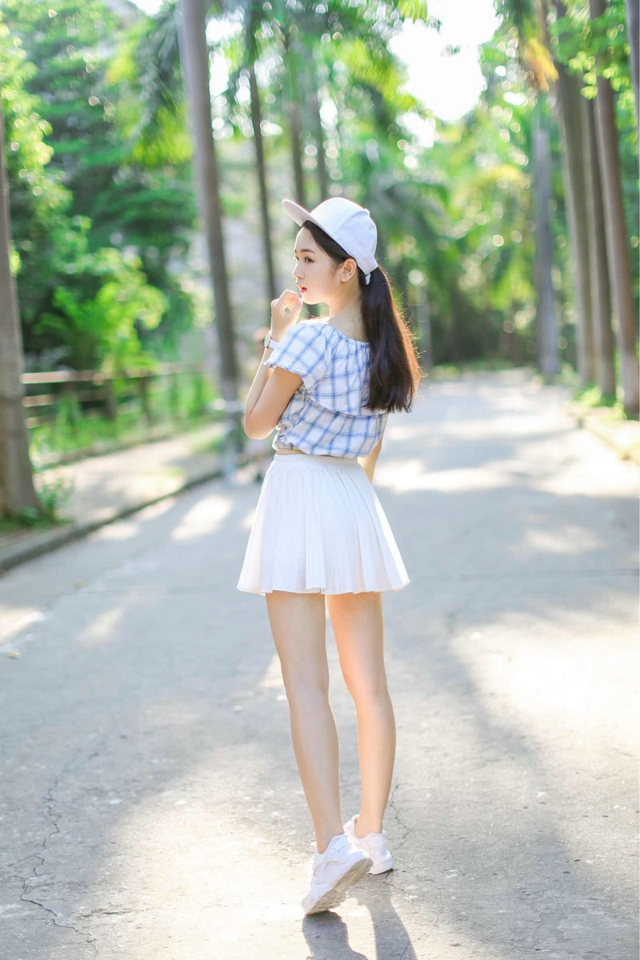 俏皮少女清新活力户外迷人写真图片