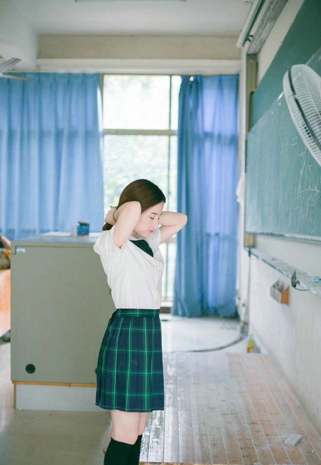 阳光乖巧文静女学生