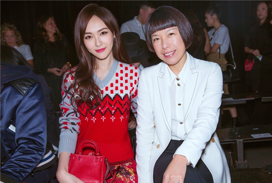 唐嫣妩媚现身纽约时装周 复古红装浪漫时髦