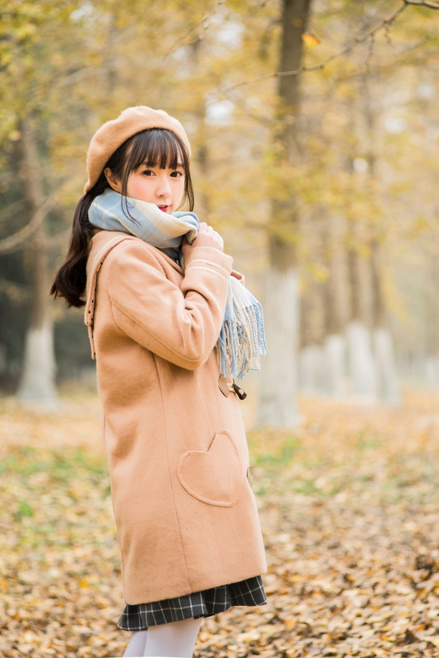 森林内花环少女裸肩白裙娇俏诱人