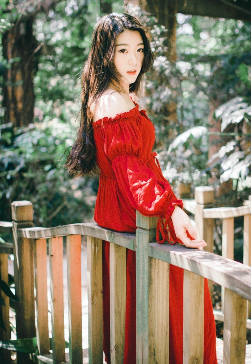 深山内的妩媚红裙女神秀发飘逸写真