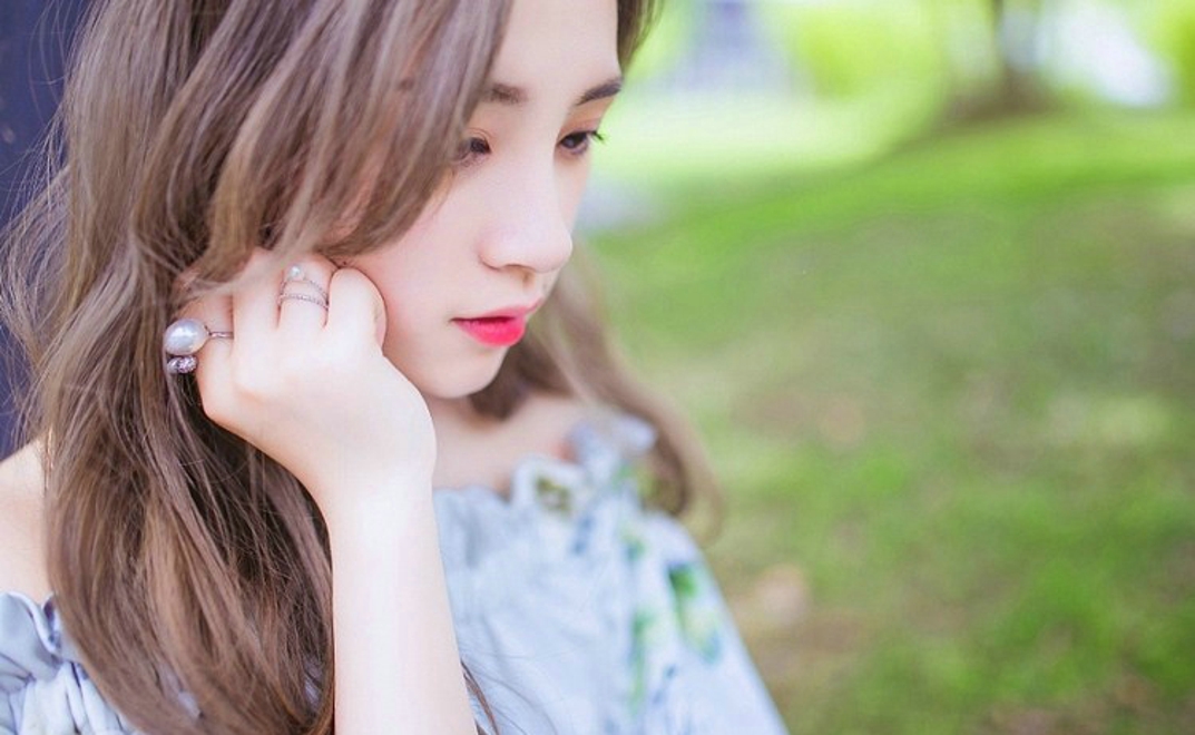 清丽脱俗清纯甜美香肩女生