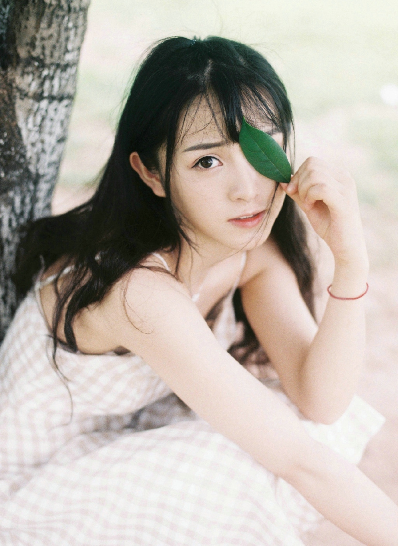 操场上的棒球帽休闲服饰明媚少女