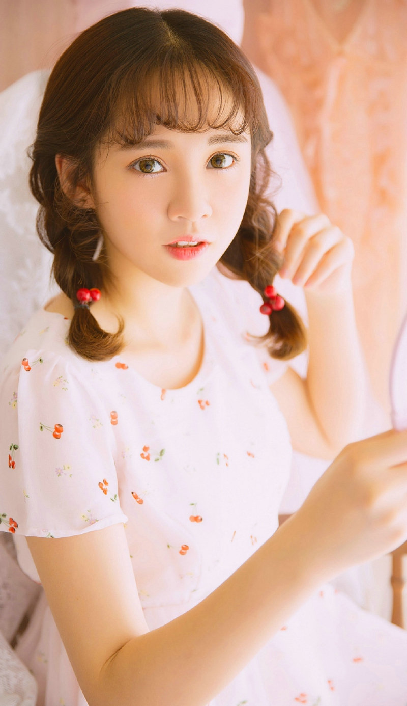 清纯短发美女树下气质迷人写真