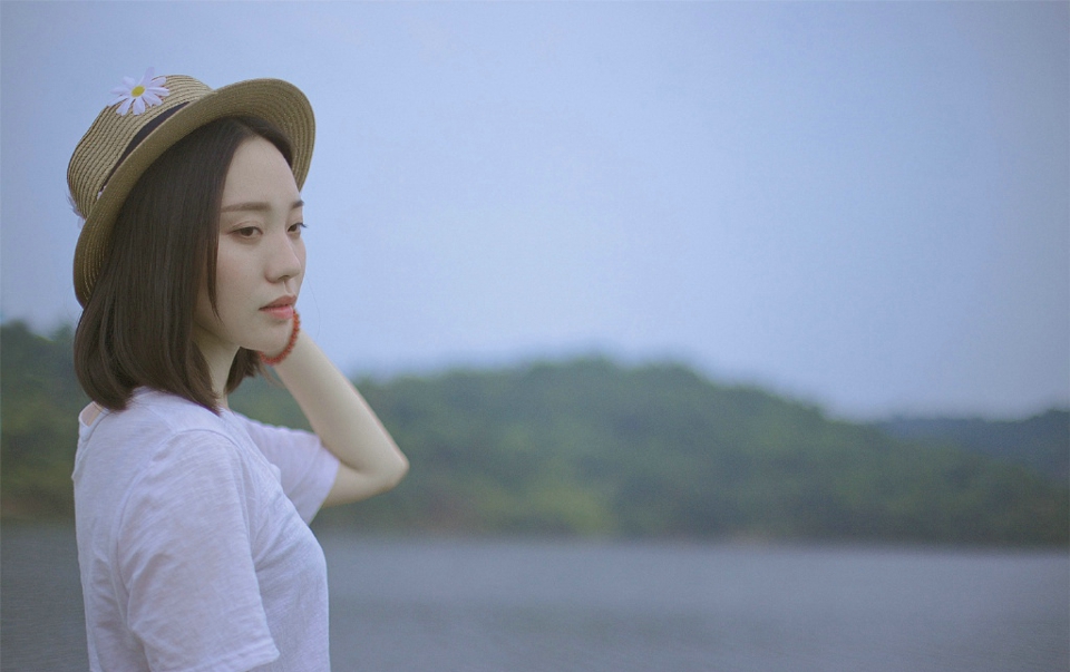 碎花长裙麻花辫草帽美女清新怡人写真套图