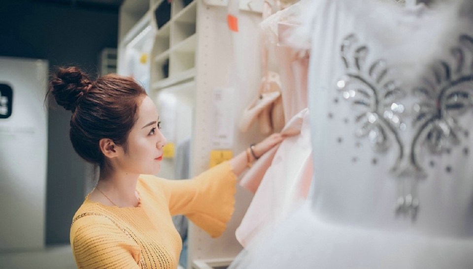漂亮丸子头美女气质养眼迷人写真