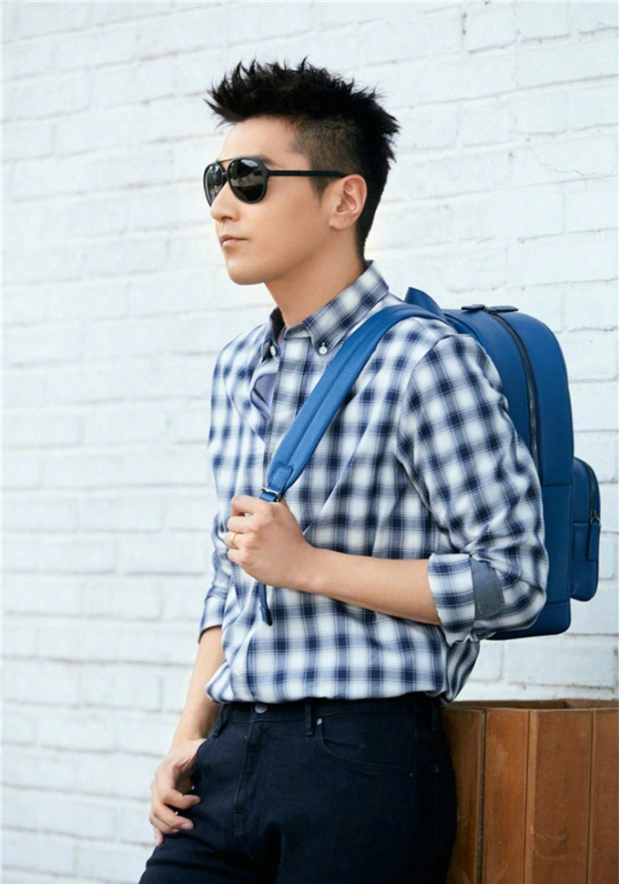 赵又廷机场随性中不乏时髦穿搭态度