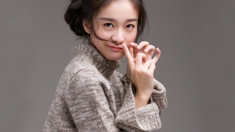 美女演员张雪迎桌面壁纸图片