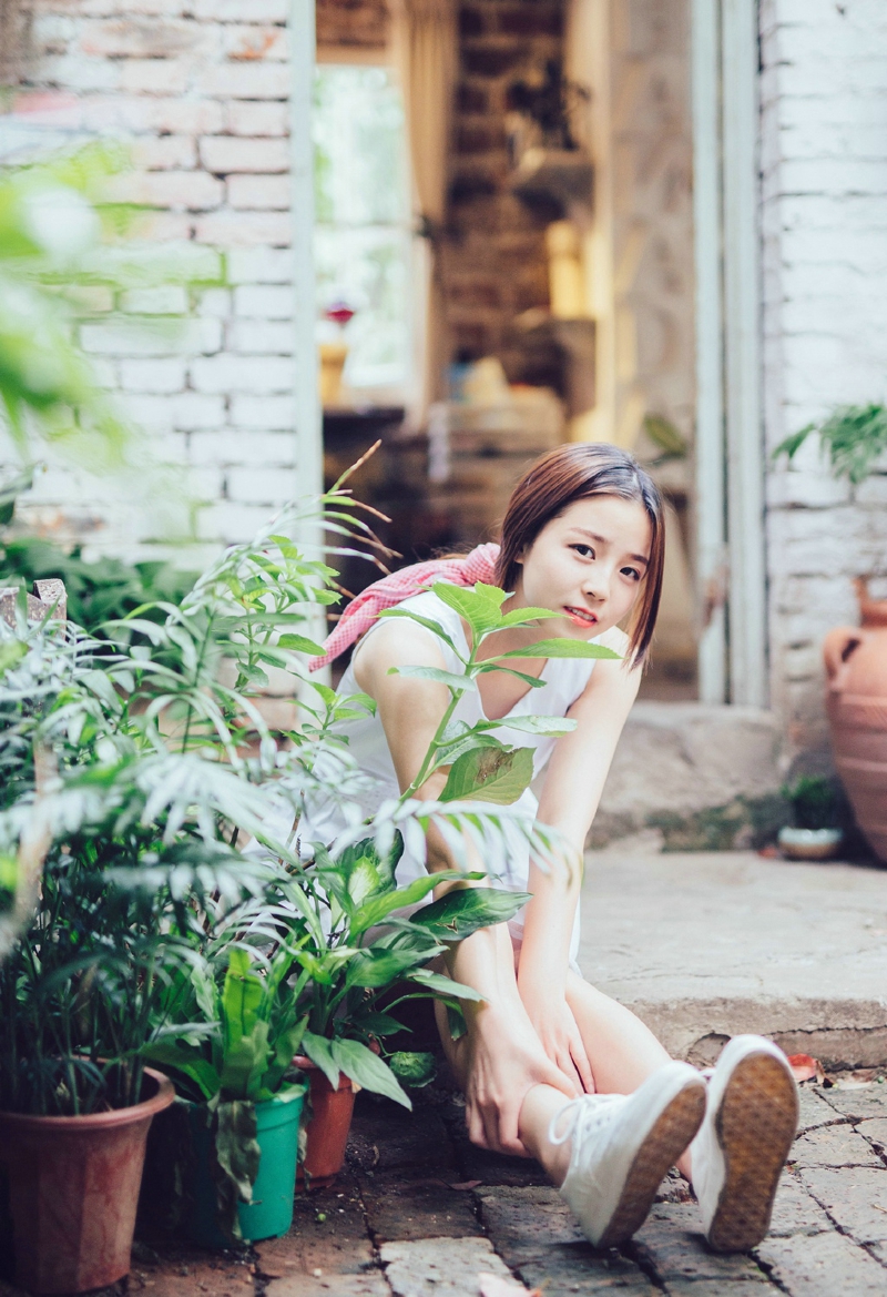 夜晚街头上的吊带红衣艳丽美女率性动人