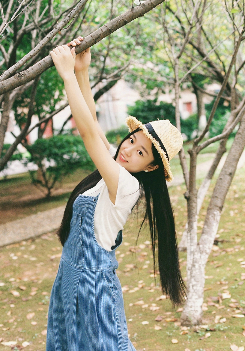 花树下的背带裤清新妹子娇美怡人写真