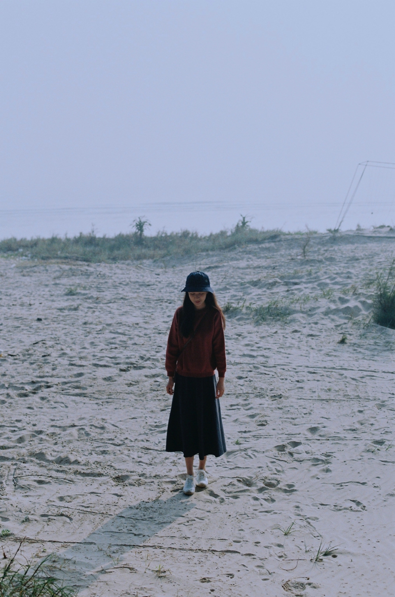 海岸边的森系美女海岸边思绪万千