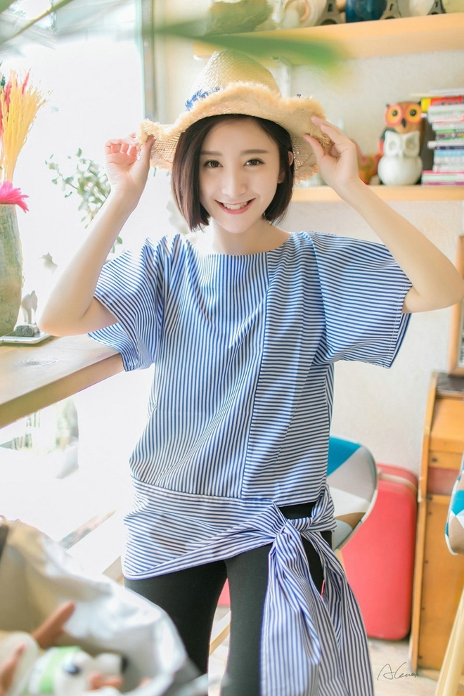 短发气质美女时尚迷人写真