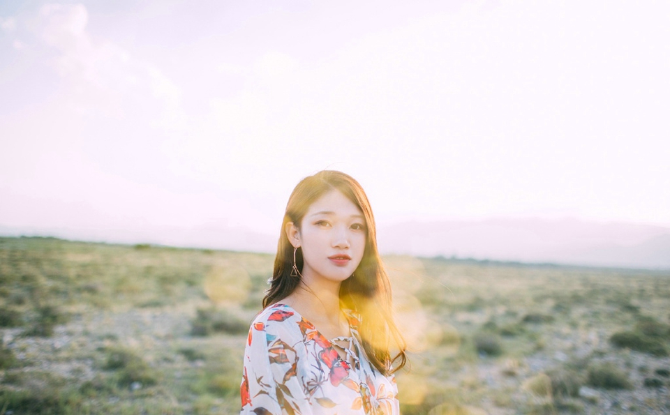 黄昏下的气质女神碎花长裙耀眼吸睛