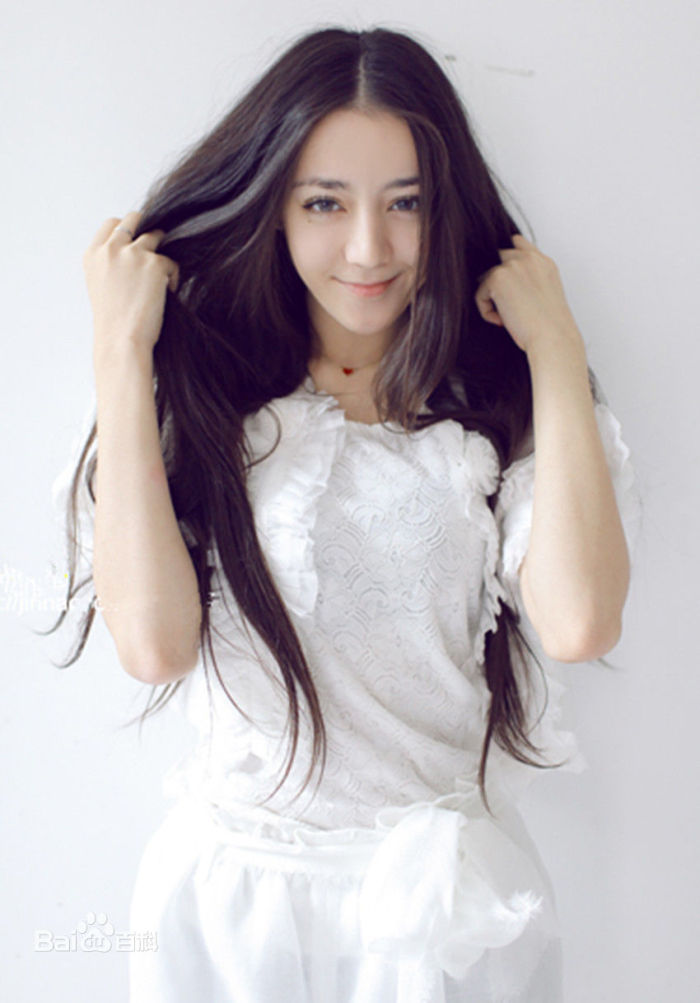 迪丽热巴时尚街拍高清壁纸