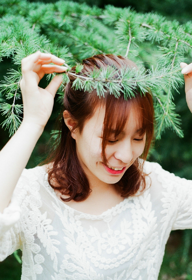 深山内的妩媚红裙女神秀发飘逸写真