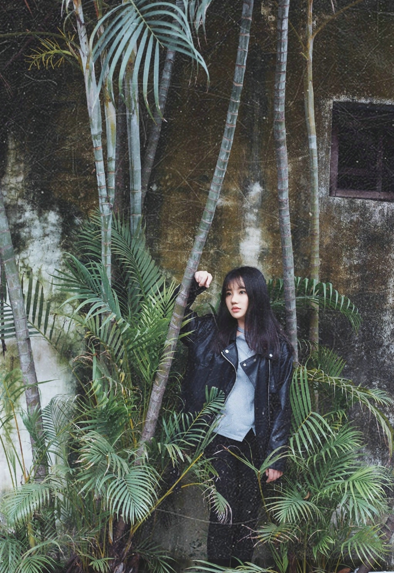 帅气皮衣美女率性随性养眼写真