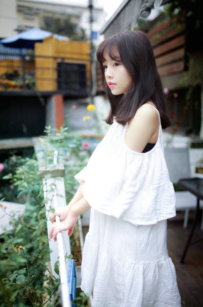 后花园里清纯娇羞可爱少女写真