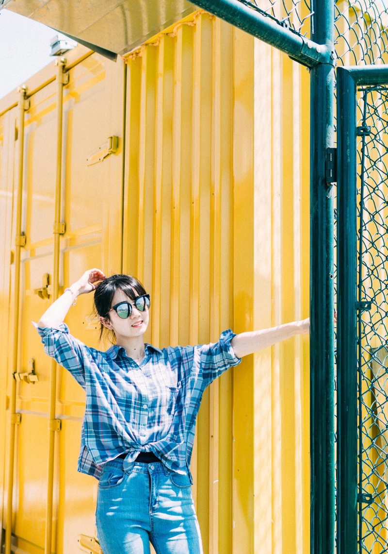 烈日下的墨镜格子衬衫美女清爽迷人