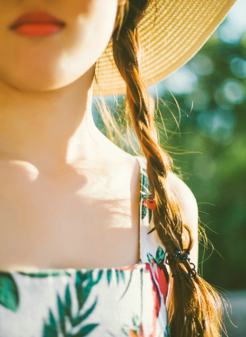 阳光下的连衣裙麻花辫美女靓丽吸睛