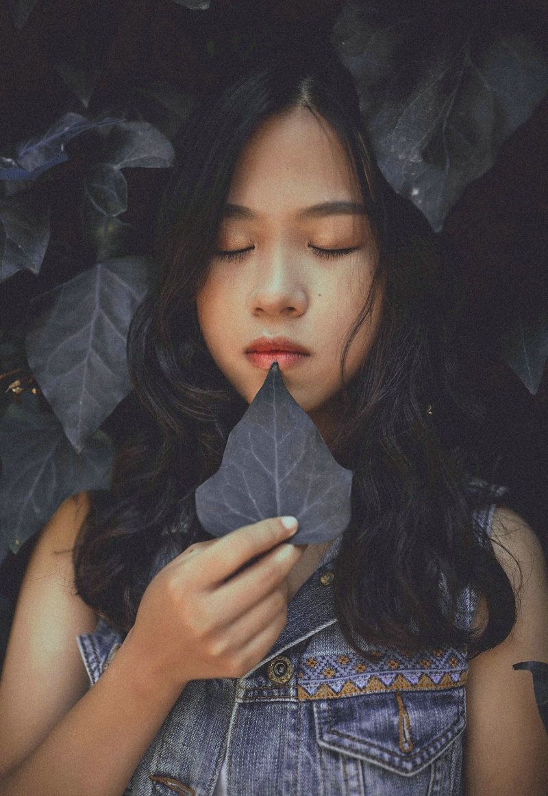 忧郁气质卷发美女自然随性写真