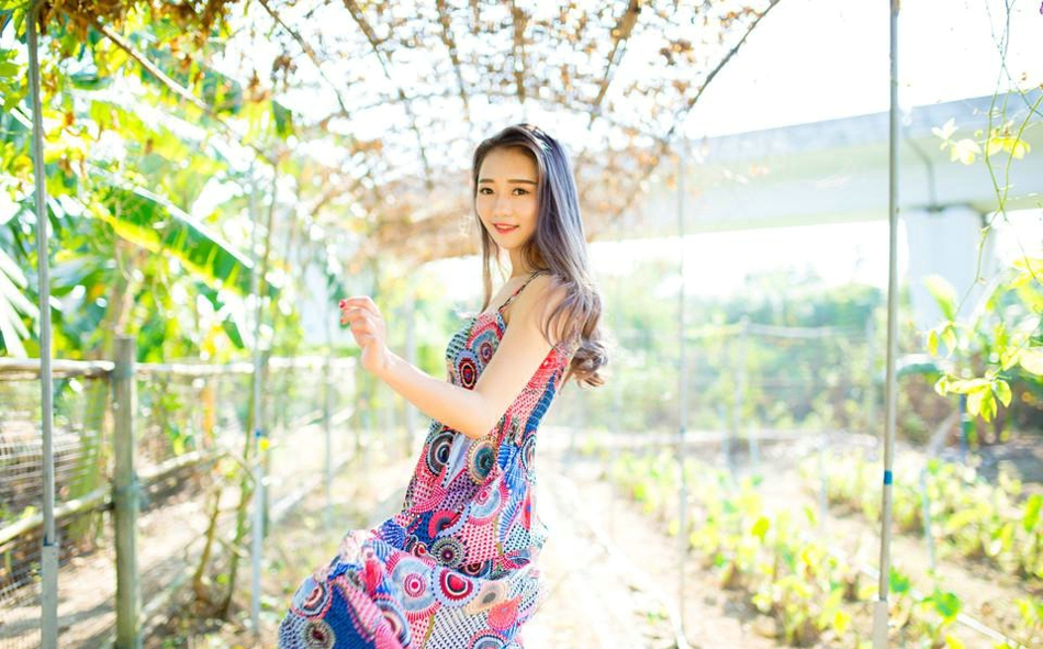 阳光下草帽美女海边风吹唯美写真