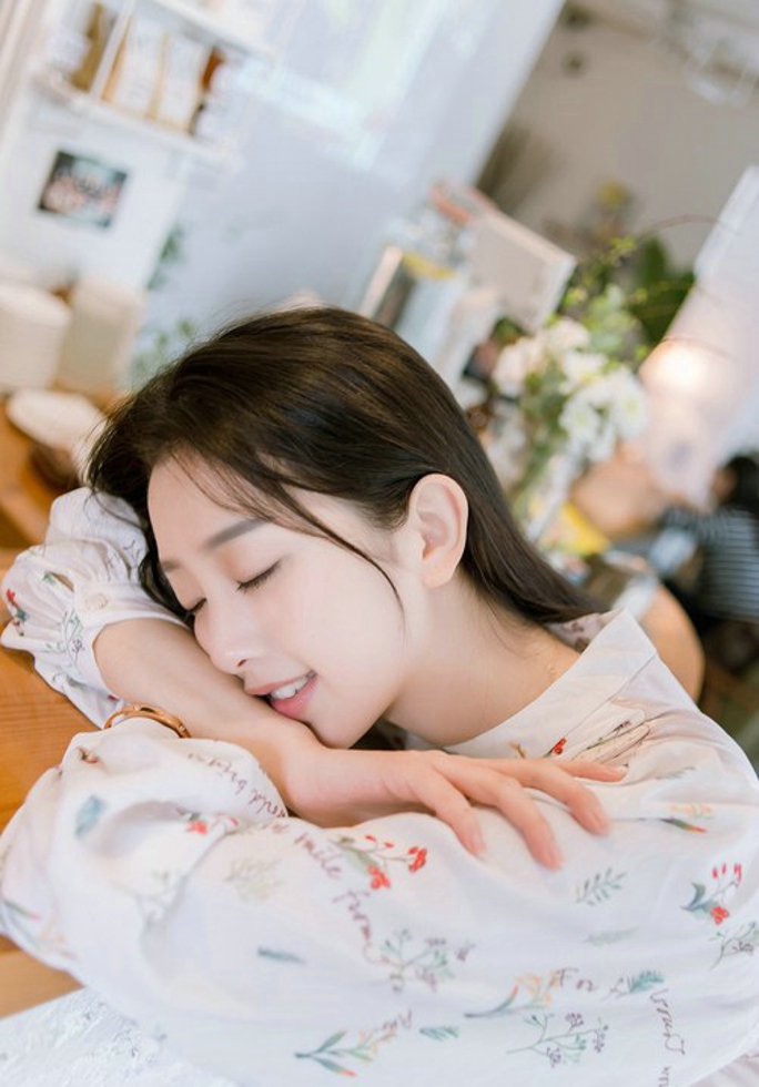 娇嫩白皙如玉清纯美女闲暇时光