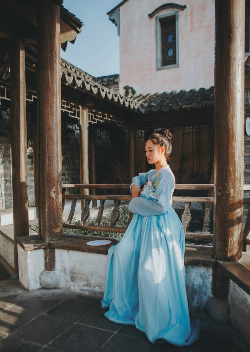 柔美汉服美女逆光下美腻迷人