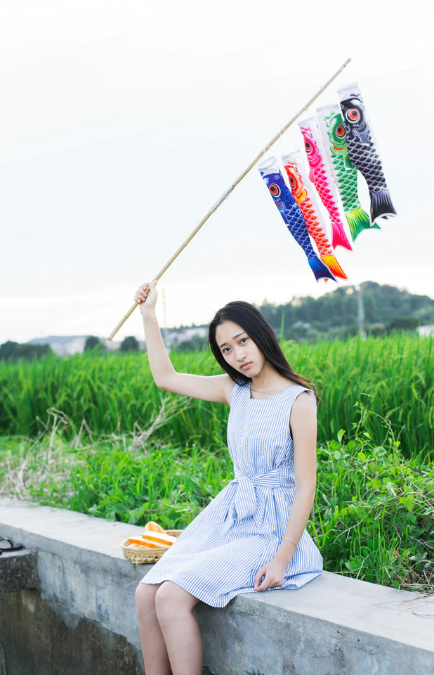 睡眼惺忪的素颜女孩最爱夏日