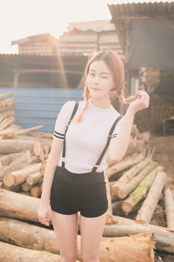 清纯甜美阳光美女户外正能量图片