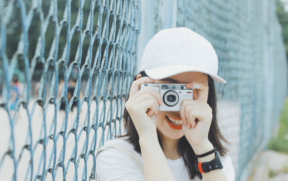 操场上的棒球帽休闲服饰明媚少女