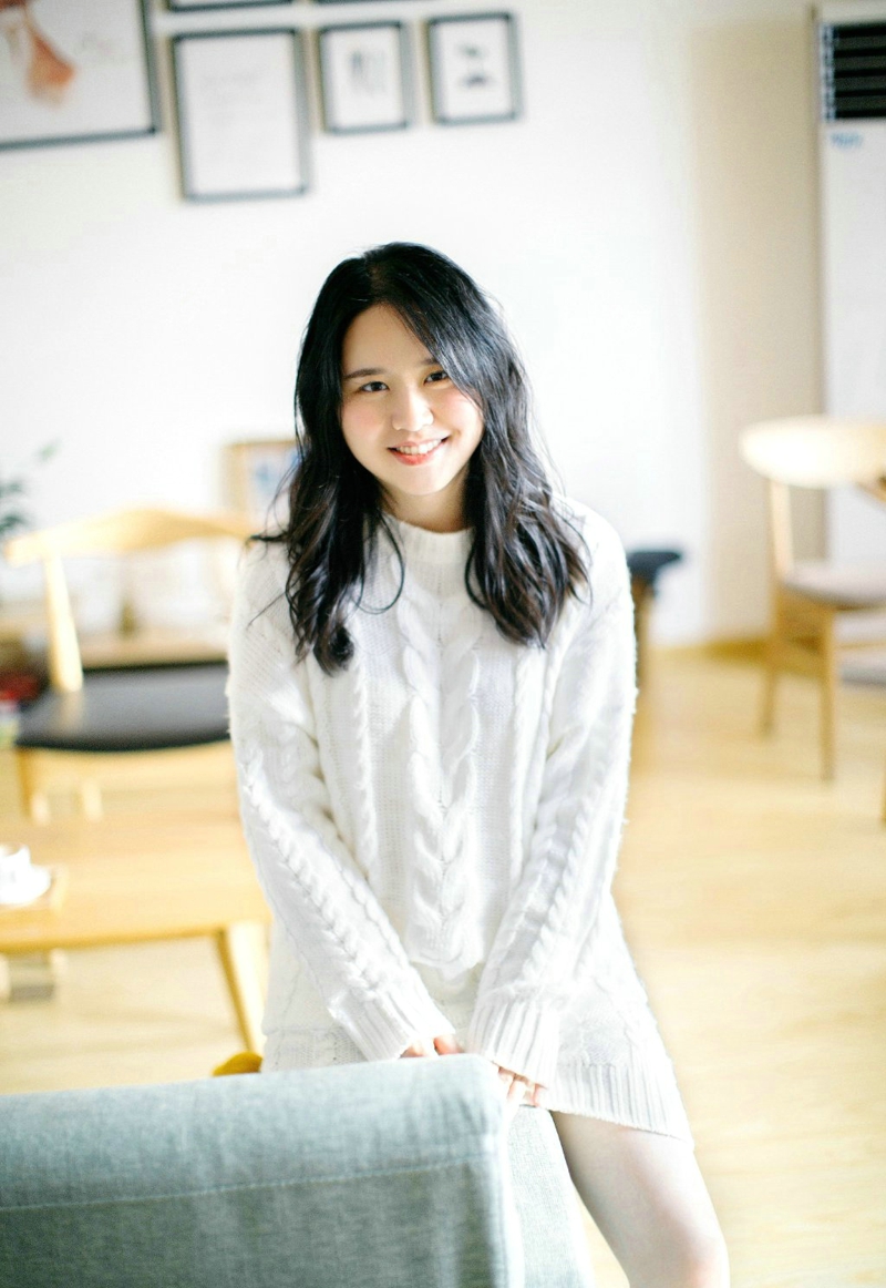 纯真美女白色毛衣温暖笑容清香四溢