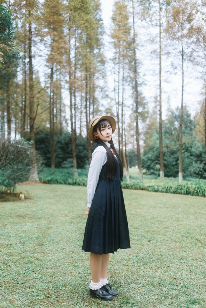 可爱俏皮阳光美女户外甜美写真