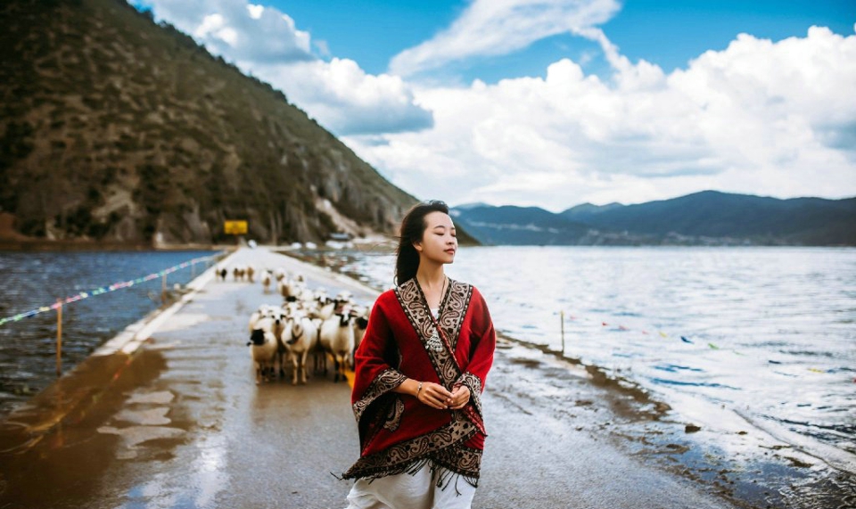 柔美姑娘旅拍民族风披肩明媚动人写真