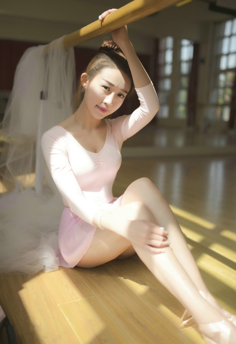 清纯背带裤美女吐舌卖萌可爱纯真