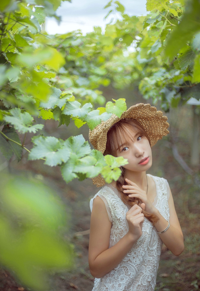 葡萄园内的清新气质美女养眼气质写真