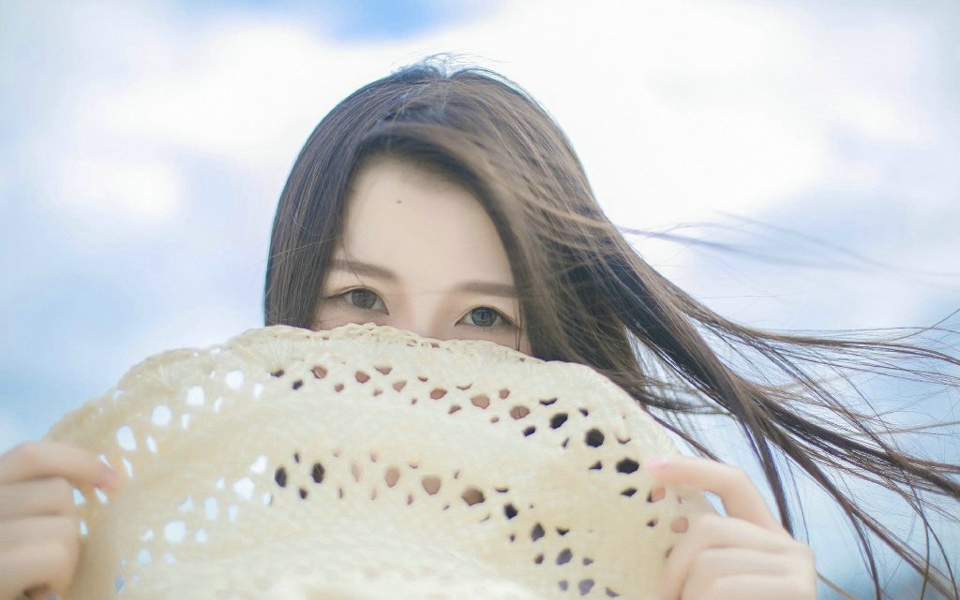 蓝天白云下的长发美女清甜笑容养眼写真