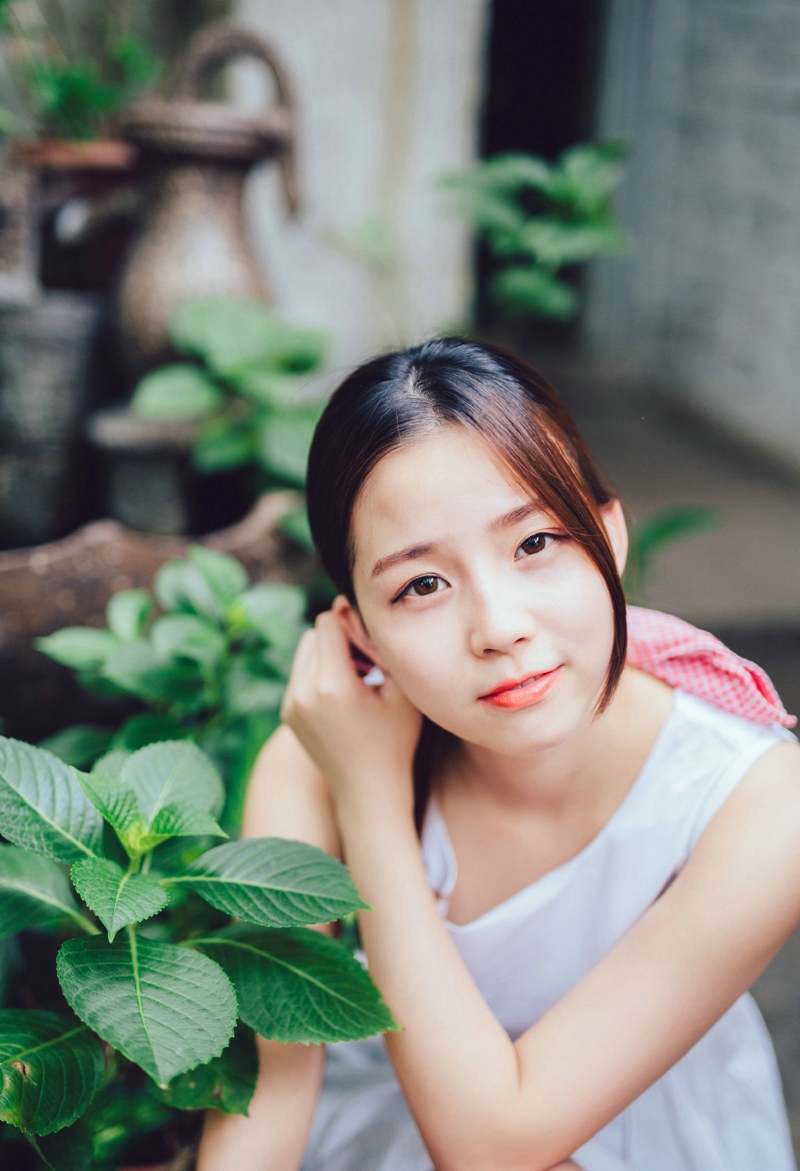 夜晚街头上的吊带红衣艳丽美女率性动人