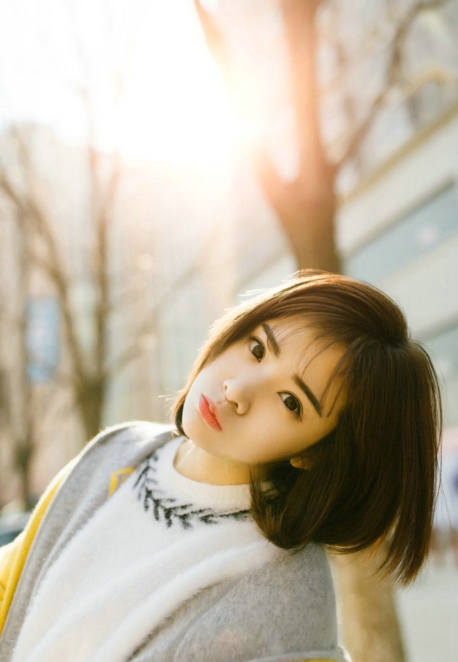 阳光甜美元气少女走街