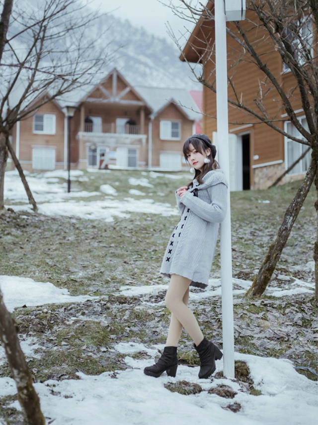 清纯甜美美女雪中漫步