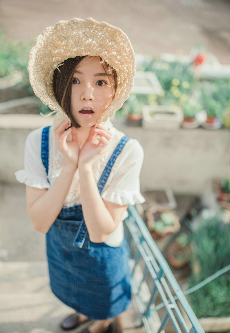 阳光户外草帽少女背带裤清爽可人