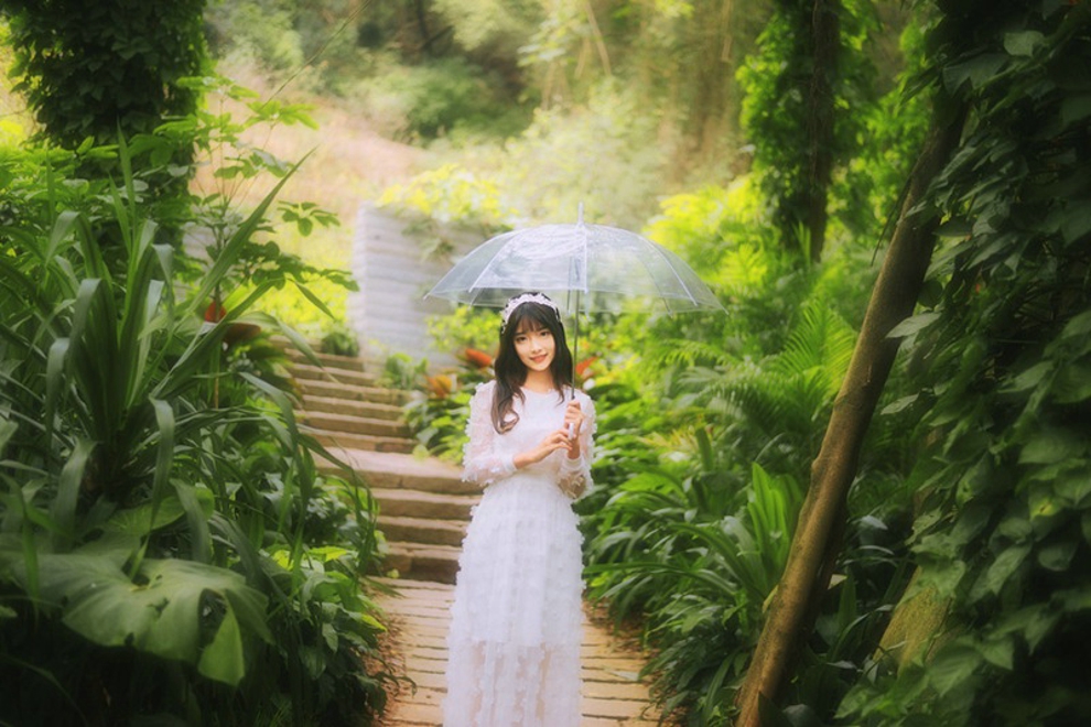 森林清纯娇嫩白衣美女