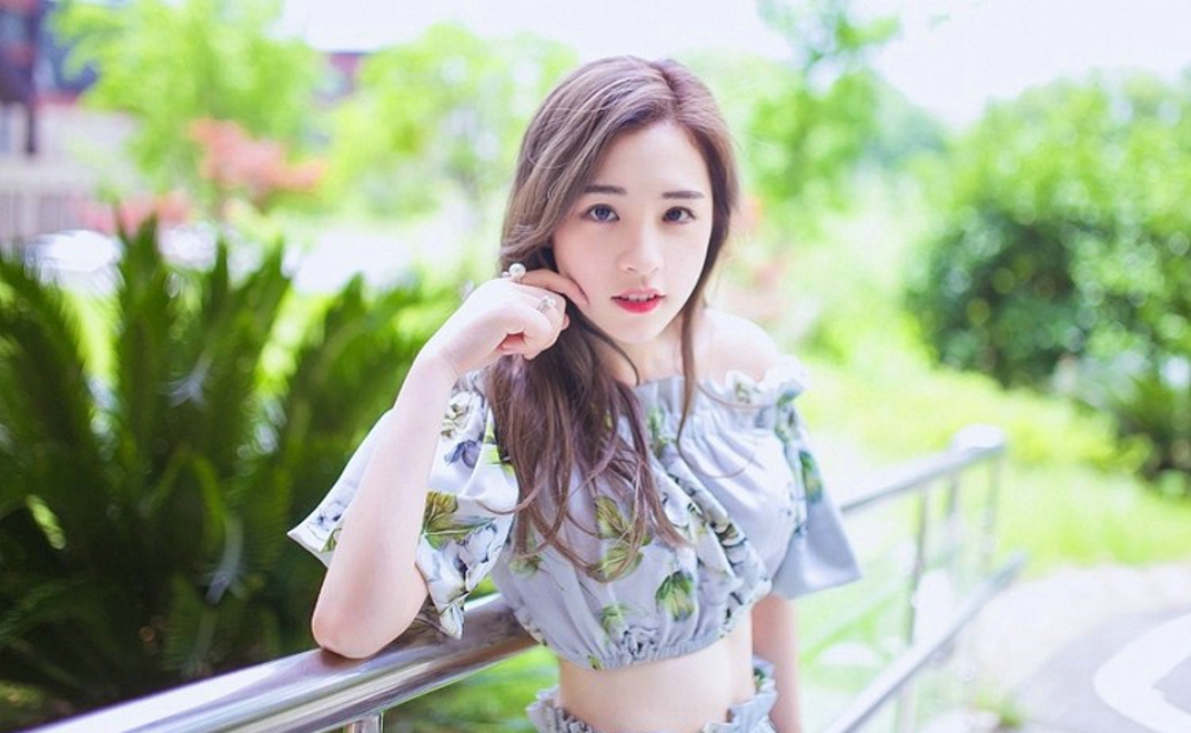 清丽脱俗清纯甜美香肩女生