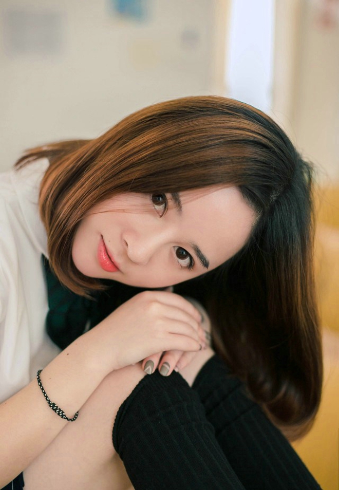 阳光乖巧文静女学生