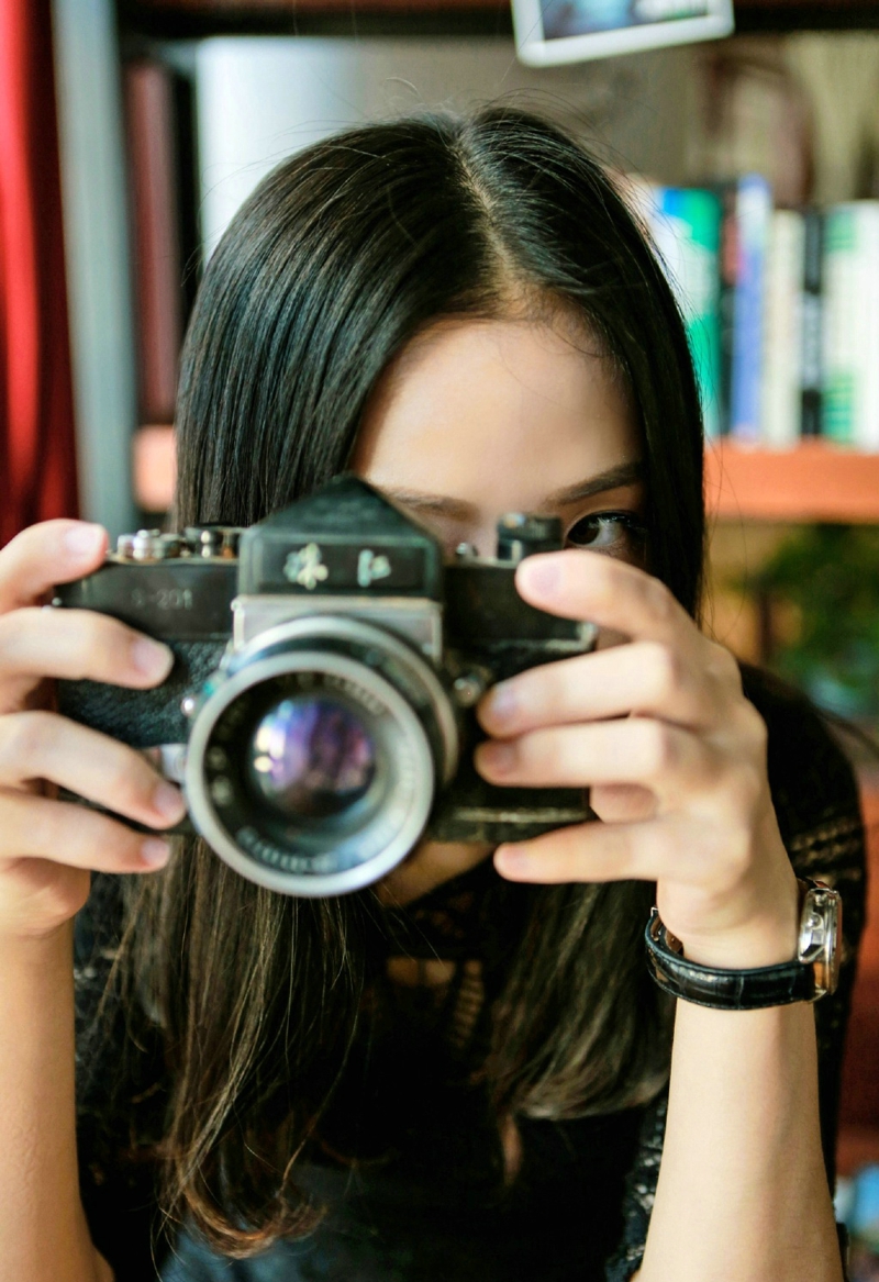 咖啡馆内的气质美女安静怡人