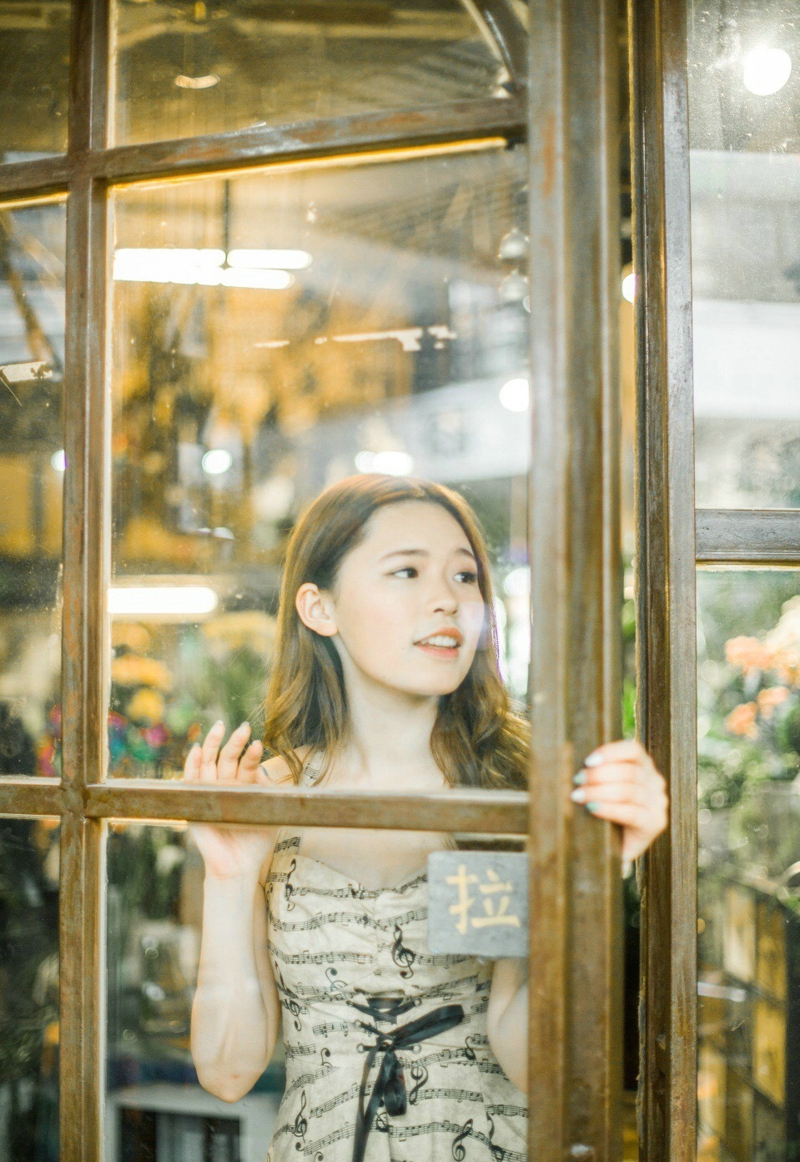 花房内的清新美女连衣裙甜美怡人