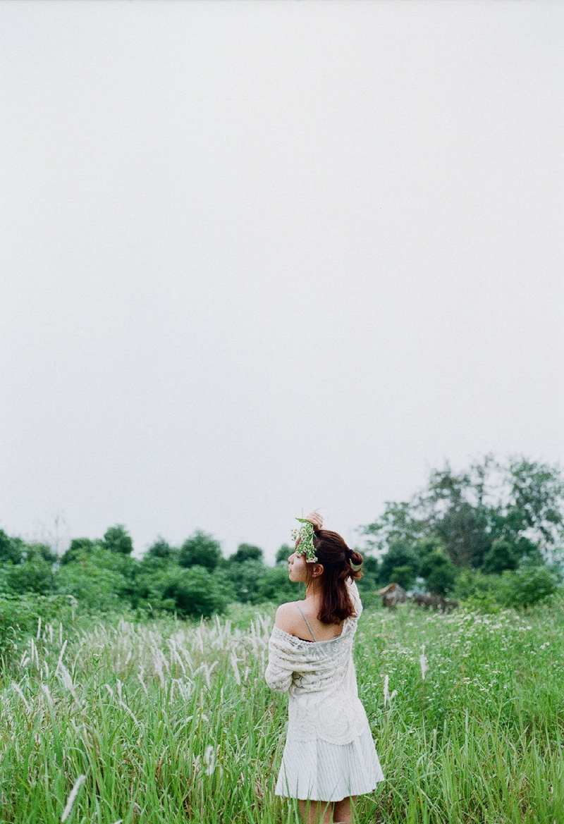 深山内的妩媚红裙女神秀发飘逸写真