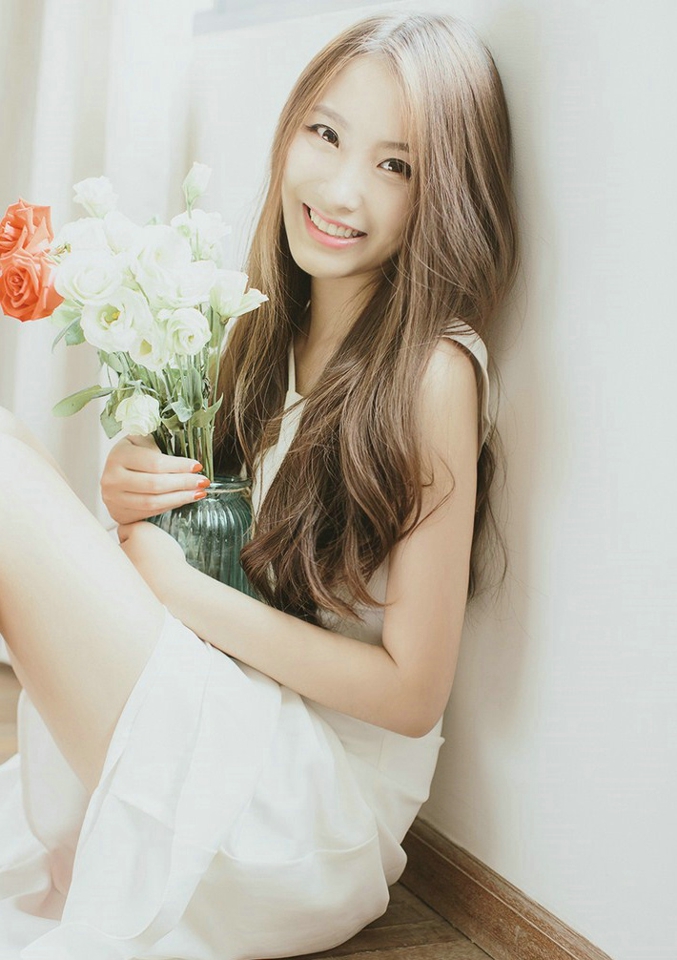 可爱少女和猫咪房内尽情