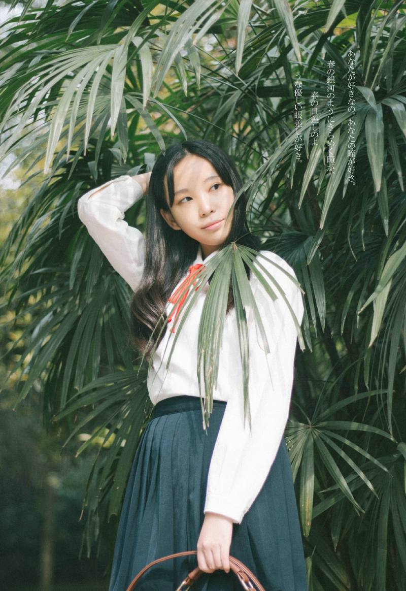 操场上的长发美女清新怡人青春正能量写真